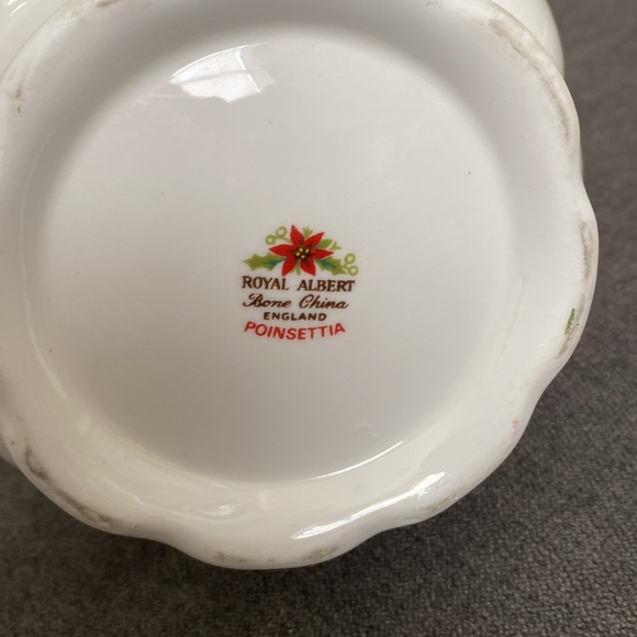 Collector’s Rare Royal Albert Poinsettia Holiday Christmas England Teapot - Picture 6 of 7